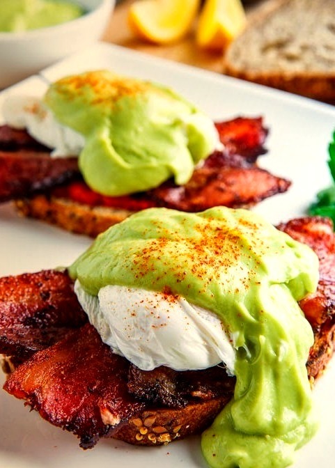 eggs benedict with bacon and avocado sauce